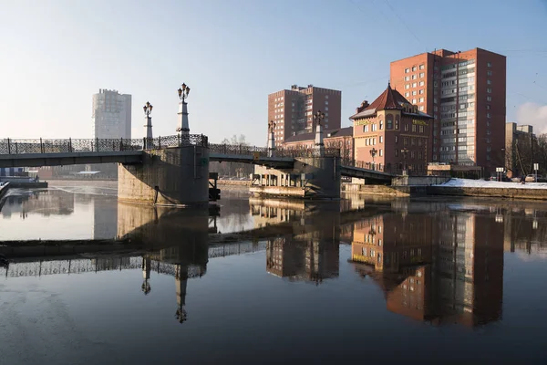 Rybářská vesnice se odráží v řece — Stock fotografie