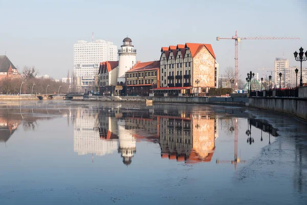 The Fishing Village is reflected in the water in cold winter, Kaliningrad — Stock Photo, Image