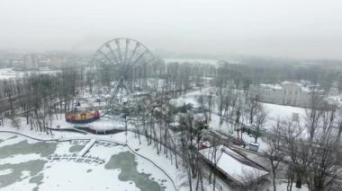 Kaliningrad, Rusya - 09 Şubat 2018: Hava sisli bir kış genel parkta Unost görünümünü