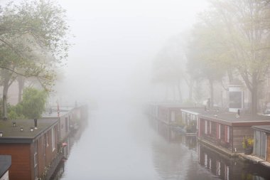 Amsterdam'da puslu sabah