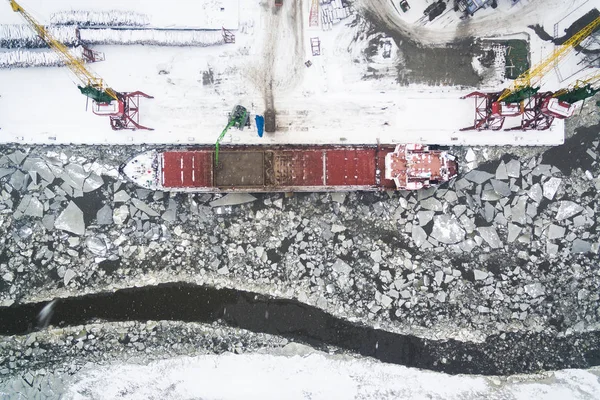 Aérea: El puerto de Kaliningrado en el frío invierno — Foto de Stock