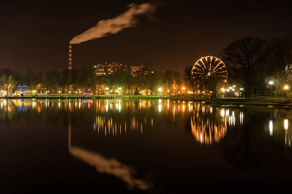 Övre sjön på natten i Kaliningrad — Stockfoto