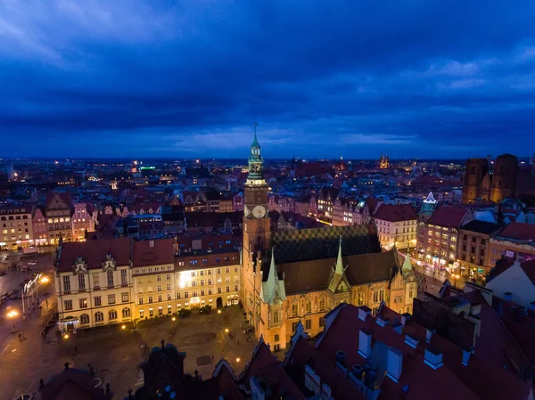 Aerial: Tower of City Hall in Wroclaw at night — Stock Photo, Image