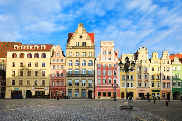Coloridas casas en la Plaza del Mercado de Wroclaw —  Fotos de Stock