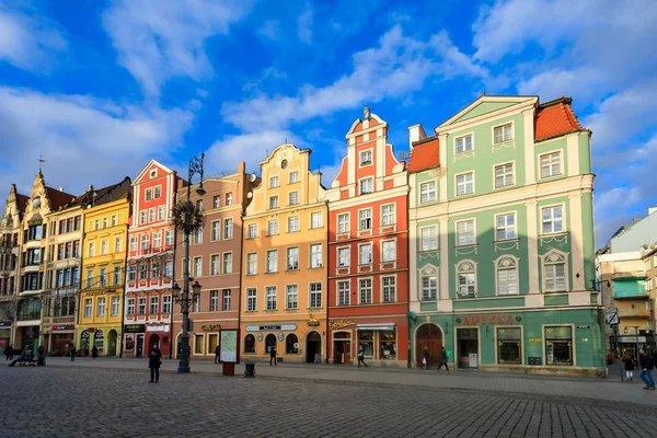 Πολύχρωμα σπίτια στην πλατεία της αγοράς του Βρότσλαβ — Φωτογραφία Αρχείου