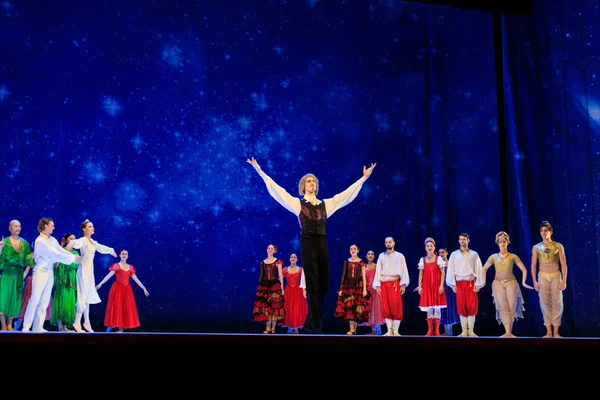 ヴロツワフ オペラ座の舞台上の俳優 — ストック写真