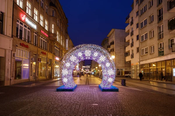 Oświetlony arch na ulicy we Wrocławiu — Zdjęcie stockowe