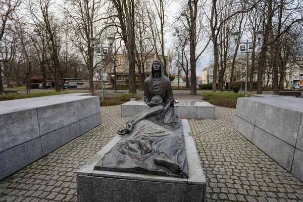 El Monumento de la Familia Silesia Inferior de Katyn — Foto de Stock