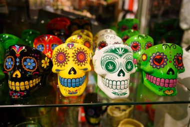 Esrar kafatasları boyalı çizimler