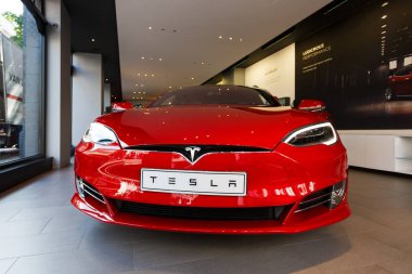 Tesla araba Amsterdam deposunda