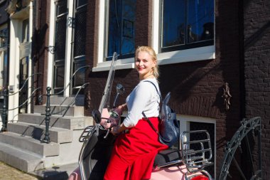 Amsterdam'da bir scooter üzerinde kadın