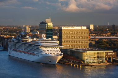 Yolcu gemisi, bir bay Amsterdam