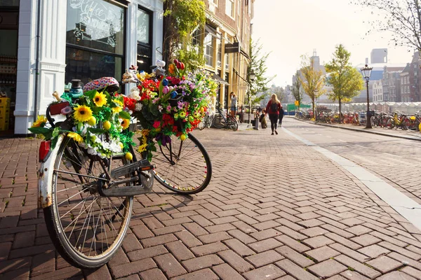 Blumen fahrrad auf einer straße von amsterdam — Stockfoto