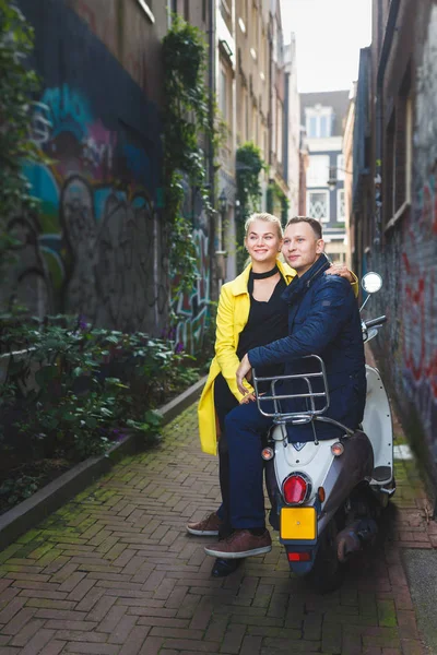 Coppia giovane su uno scooter ad Amsterdam — Foto Stock