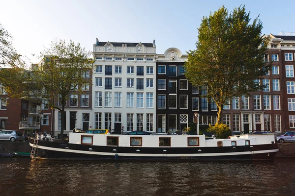 Casa flutuante de madeira, Amsterdã — Fotografia de Stock