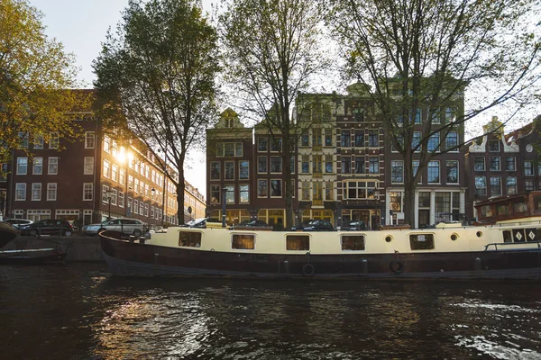 Casa flotante de madera, Amsterdam — Foto de Stock
