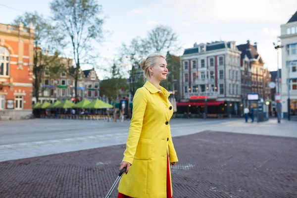 La mujer viaja a Amsterdam — Foto de Stock