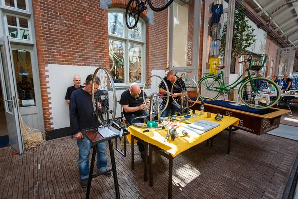 Los hombres reparan bicicletas — Foto de Stock