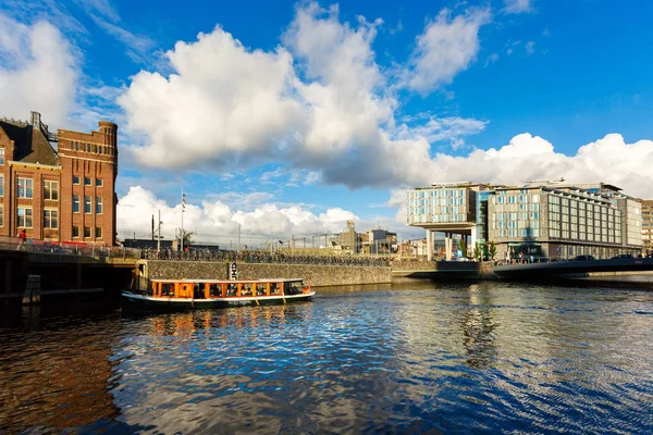 Solig dag i amsterdam — Stockfoto