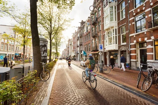Biker auf der straße von amsterdam — Stockfoto
