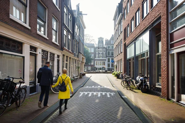 Chodzenie przy ulicy Amsterdamu — Zdjęcie stockowe