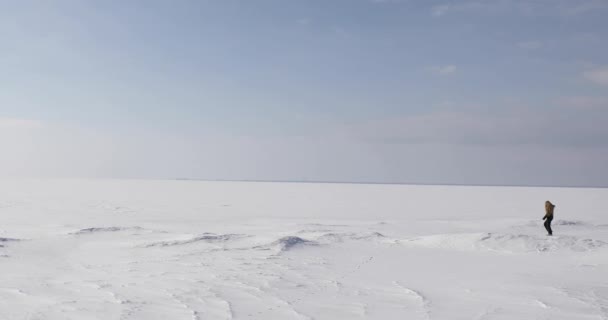 Frau Läuft Winter Auf Der Gefrorenen Bucht — Stockvideo