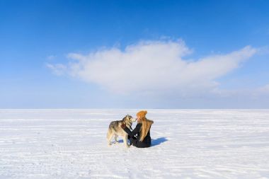 Kışın donmuş körfezde kızak köpek kadınla