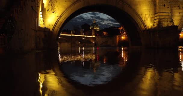 Kopułę Bazyliki Świętego Piotra Watykanie Zobacz Przez Arch Bridge Wieczorem — Wideo stockowe