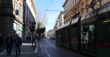 Rome, İtalya - 09 Mart 2018: Tramvay yapar kendine yol Avenula street Roma yolu ile