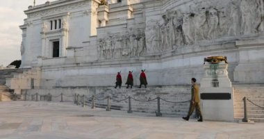 Roma, İtalya - 09 Mart 2018: Monumento Nazionale bina görevlisinin Vittorio Emanuele II, zaman akşam değiştirme