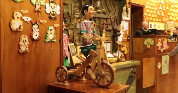 意大利罗马 2018年3月08日 罗马纪念品商店木制自行车上的皮诺奇娃娃 — 图库视频影像