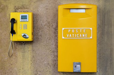 Sarı postbox ve Vatikan Şehri bir duvar telefon