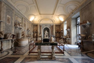 Koridorun heykeller Vatikan Müzesi'nde