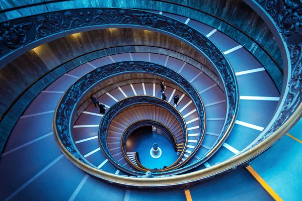 Escadaria em espiral no museu do Vaticano — Fotografia de Stock