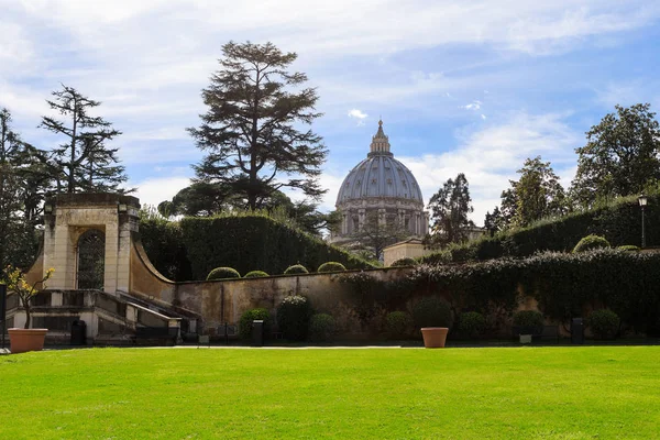 De koepel van de Sint-Pietersbasiliek in Vaticaanstad, zonnige dag — Stockfoto