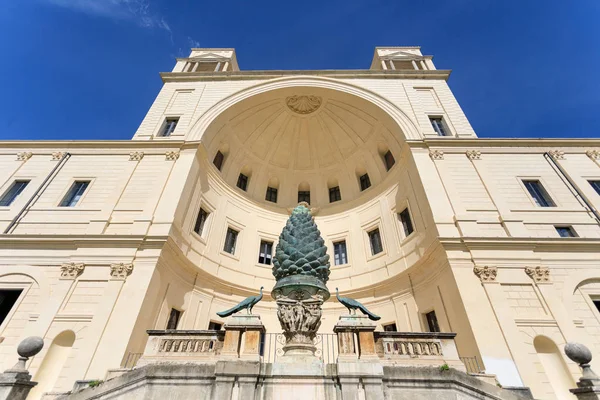 L'edificio nel Cortile della Pigna in Vaticano — Foto Stock