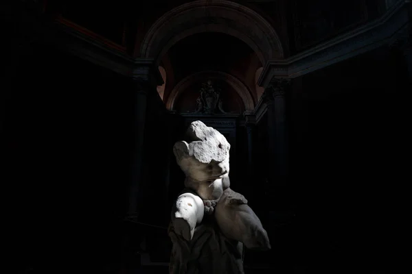 Die antike beschädigte Skulptur im Sonnenlicht — Stockfoto