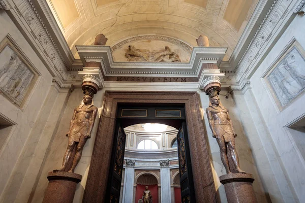 La sala con esculturas en el museo del Vaticano — Foto de Stock