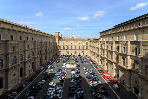 Parque de estacionamento no pátio Belvedere no Vaticano — Fotografia de Stock