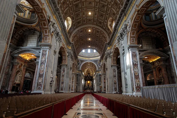 Picturesque interior of the Saint Peter's Basilica in Vatican — Stock Photo, Image