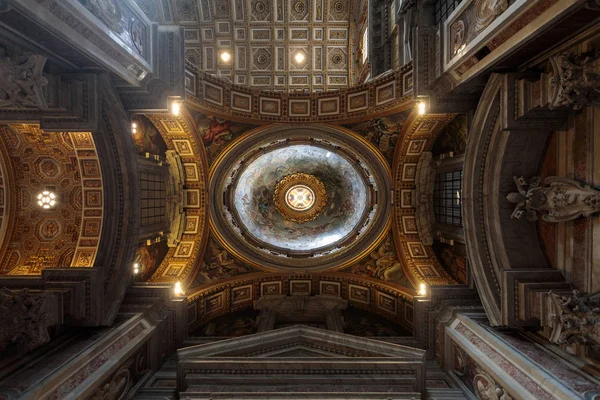 Cúpula pitoresca da Basílica de São Pedro no Vaticano — Fotografia de Stock