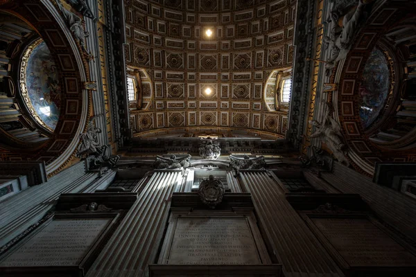 Pintoresca cúpula de la Basílica de San Pedro en el Vaticano —  Fotos de Stock