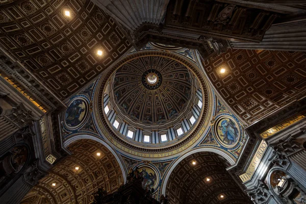 Cúpula pitoresca da Basílica de São Pedro no Vaticano — Fotografia de Stock