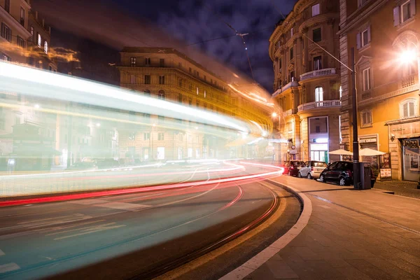 Die spur einer vorbeifahrenden straßenbahn auf der straße von rom — Stockfoto