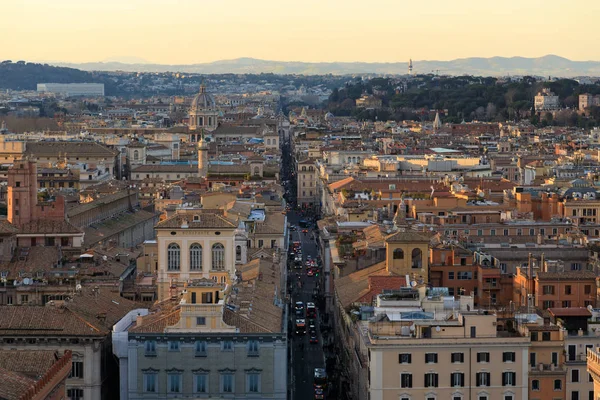 Via del Corso Roma Caddesi üzerinde trafik
