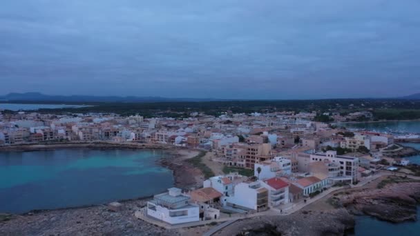 Αεροφωτογραφία Της Πόλης Θέρετρο Colonia Sant Jordi Στη Μαγιόρκα Βράδυ — Αρχείο Βίντεο