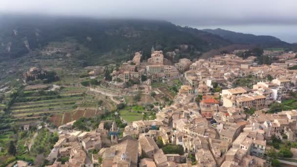 スペインのマヨルカ島の旧リゾートタウンValldemossaの空中ビュー — ストック動画