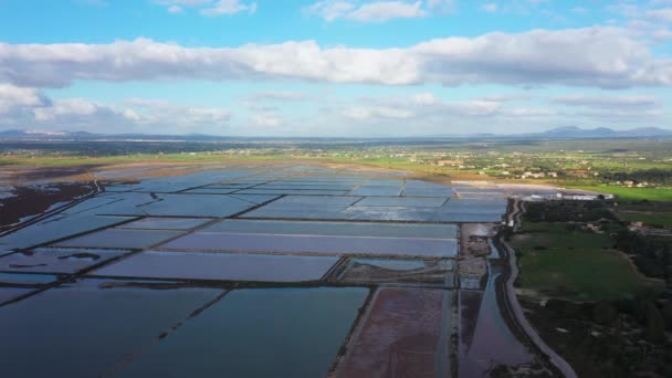 在马略卡岛圣若尔达岛附近的盐蒸发池 盐场或盐厂 从无人驾驶飞机上俯瞰 从时间上看 — 图库视频影像