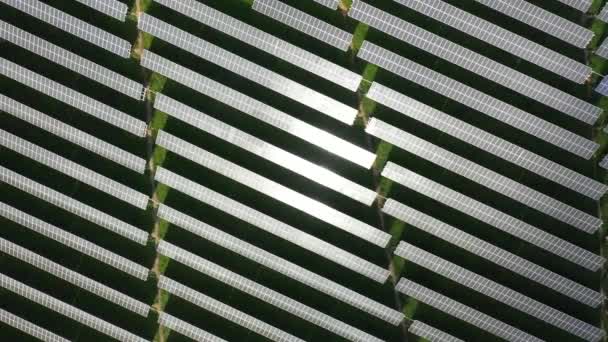 Station solaire sur un champ, vue depuis drone 