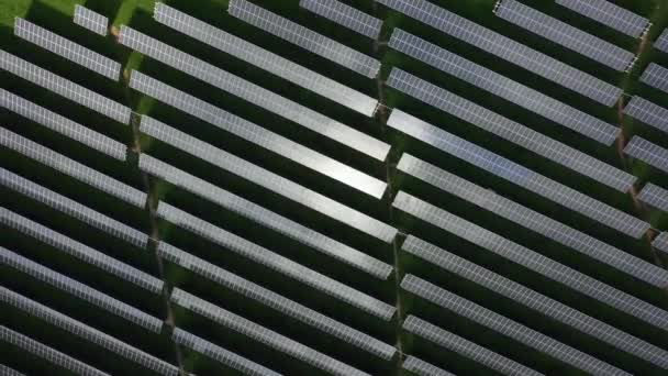 Station solaire sur un champ, vue depuis drone 